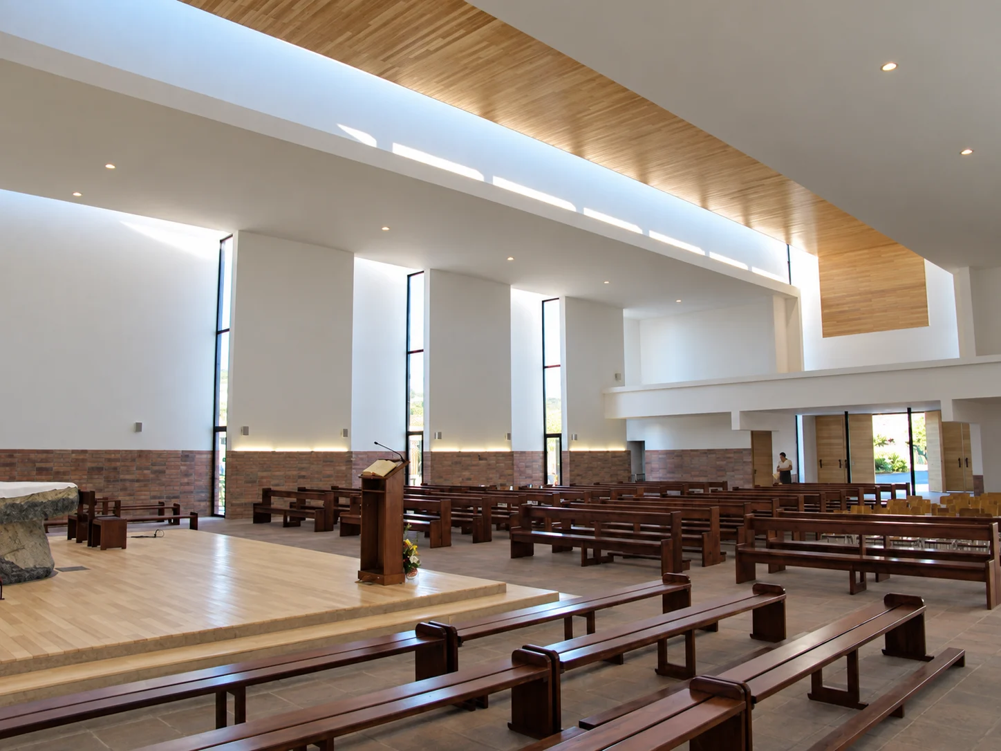Los bancos y el ambón del templo, bajo la luz natural de sus ventanas