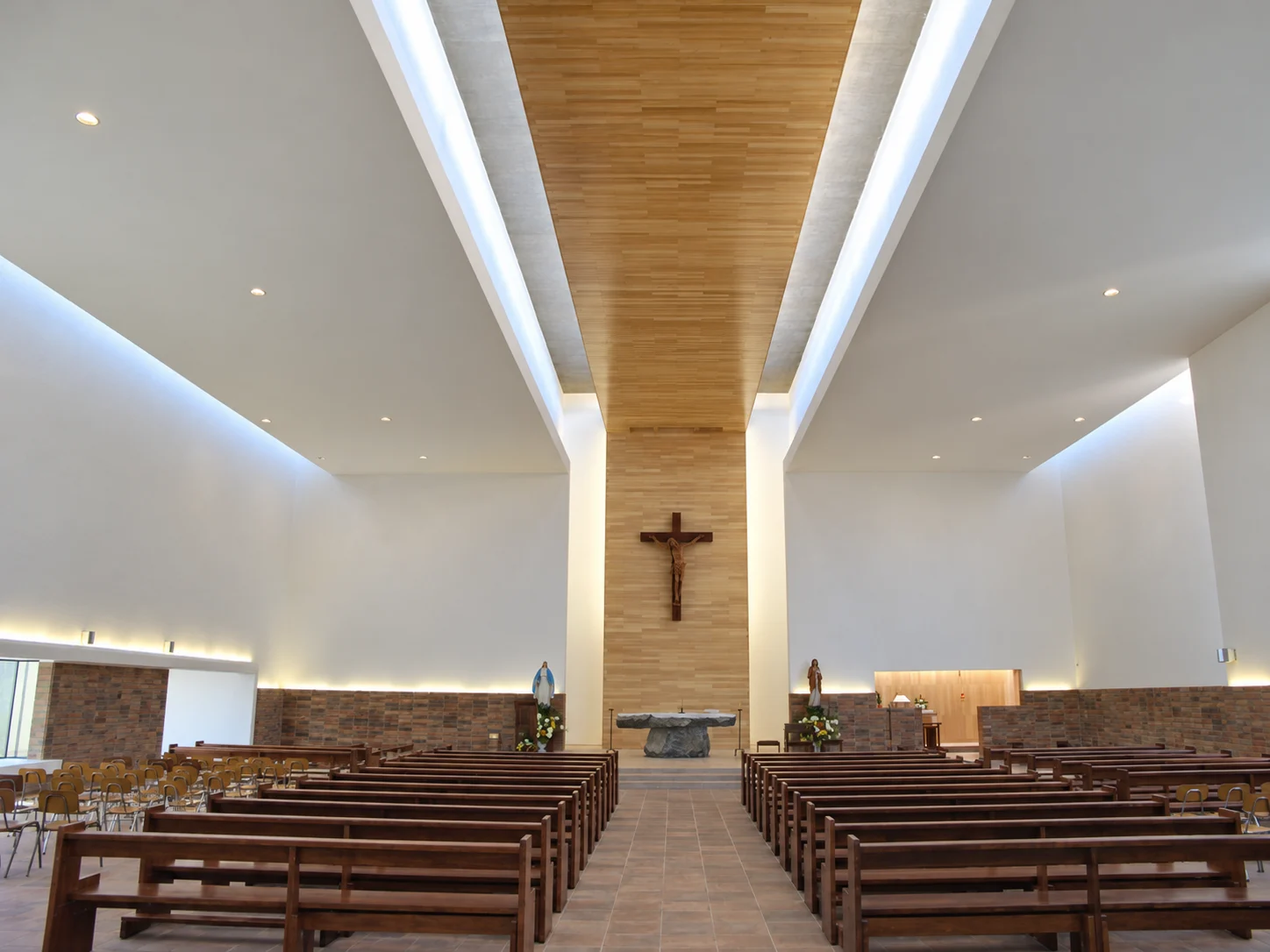 La nave del templo de San Gabriel hacia el altar y el crucifijo