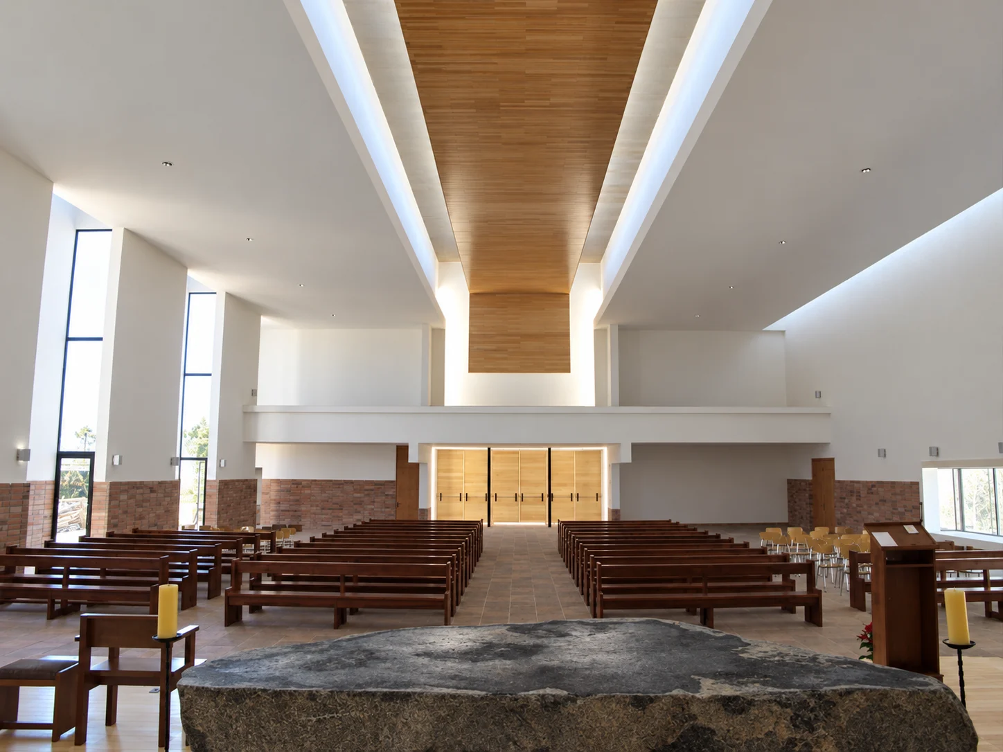 Vista desde el altar hacia los bancos y las puertas del templo