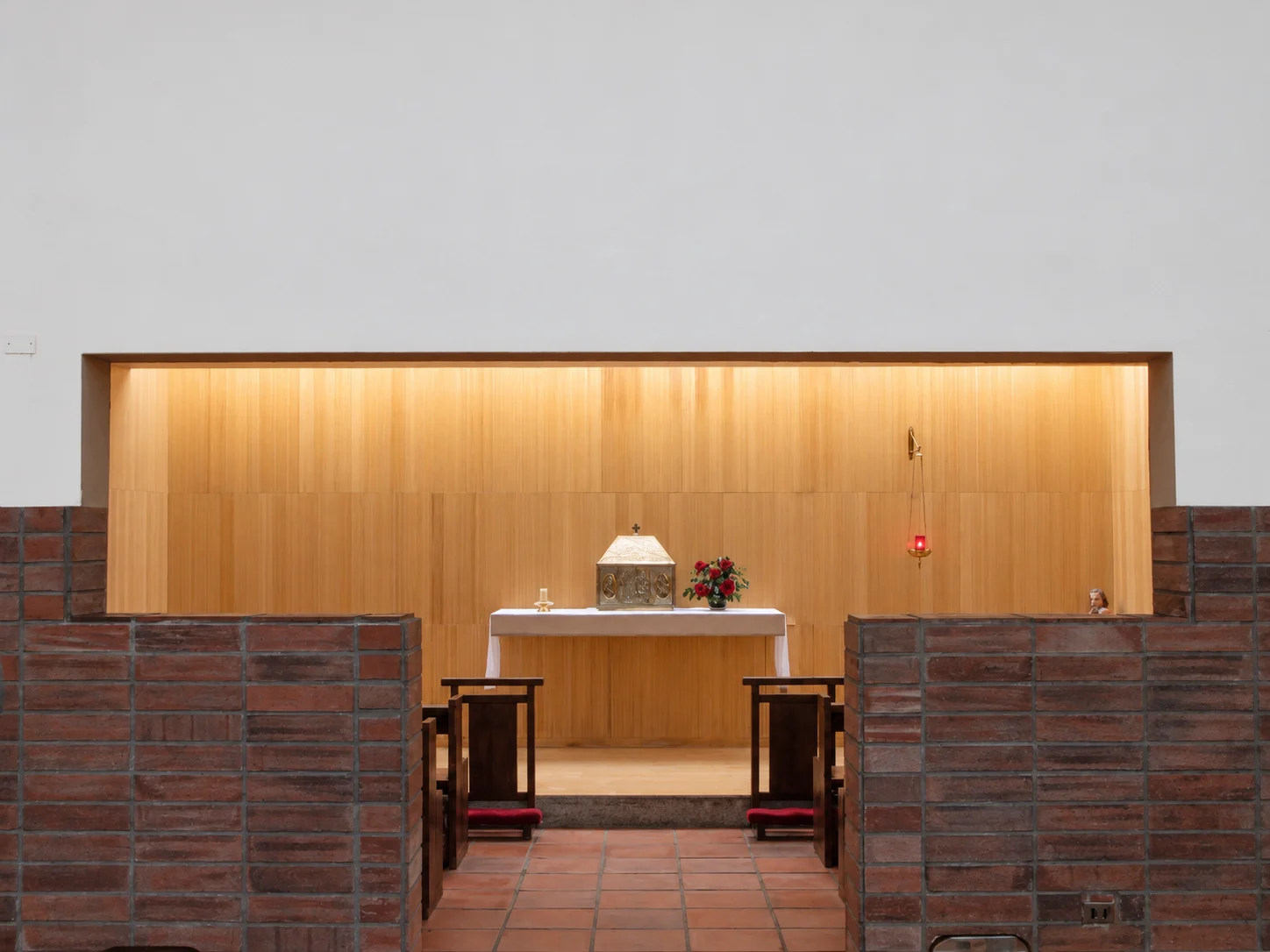 El sagrario, enmarcado por madera e iluminación cálida