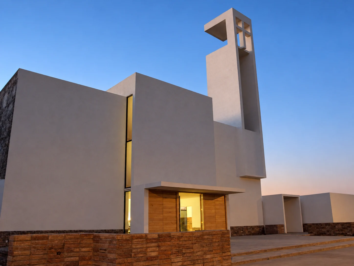 El templo y el campanario de San Gabriel iluminados al atardecer