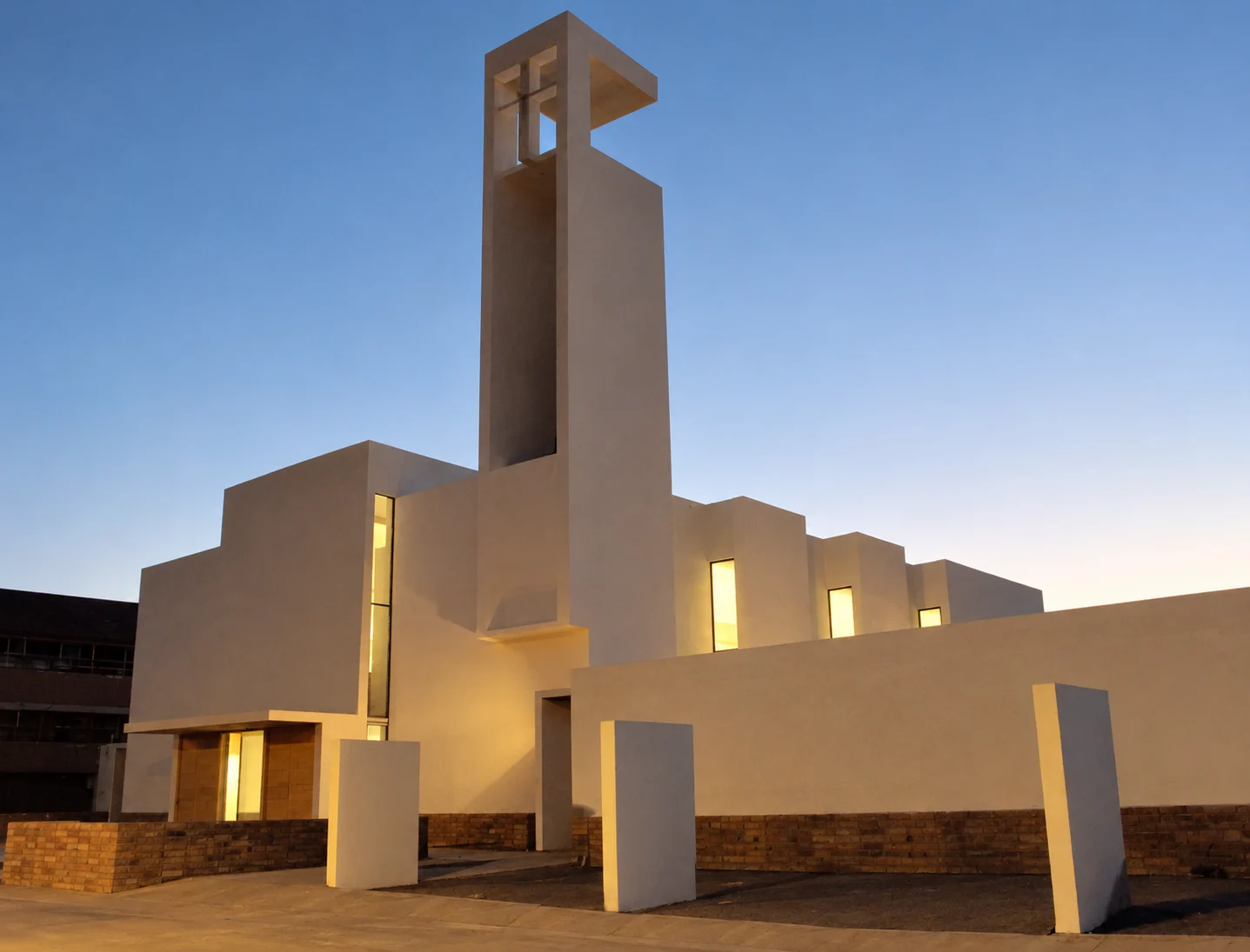 La torre de San Gabriel se recorta contra el cielo al caer la tarde